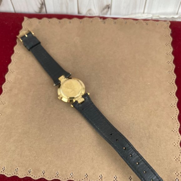 Vintage Gucci 4500L  watch with Black Enamel face Gold sword hands Fancy T Lugs - Picture 6 of 11